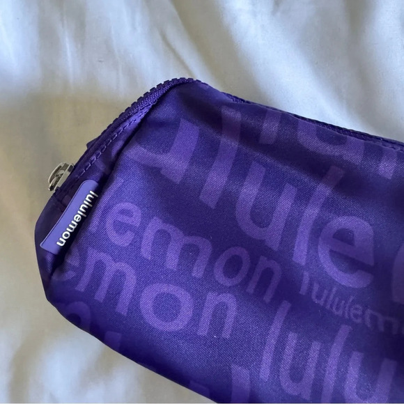 🆕💜 Lululemon Everywhere Belt Bag - Wobbly Wordmark Atomic Purple - Picture 2 of 6